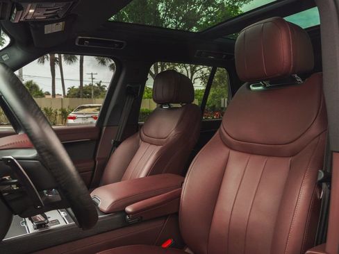 Used 2025 Land Rover Range Rover SE image 13