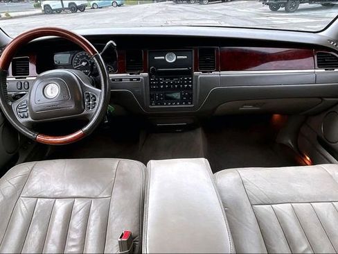 Used 2003 Lincoln Town Car Signature RWD image 7