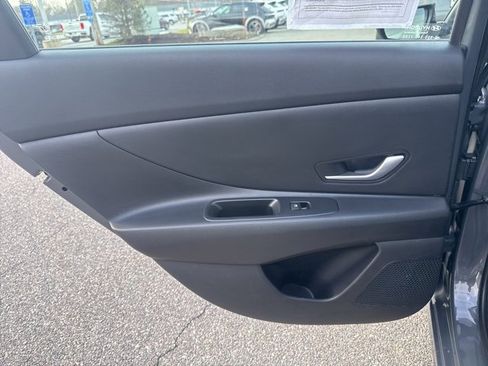 Certified 2025 Hyundai Elantra SE image 47