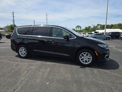 Used 2024 Chrysler Pacifica Touring-L FWD image 2