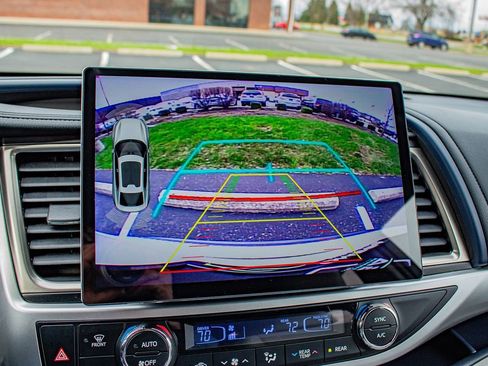 Used 2019 Toyota Highlander XLE image 28