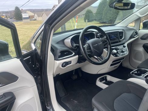 Used 2020 Chrysler Pacifica Touring w/ Cold Weather Group FWD image 11