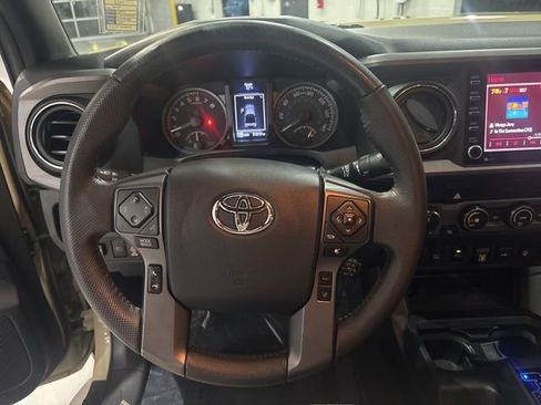 Used 2020 Toyota Tacoma TRD Off-Road w/ Technology Package AWD/4WD image 18