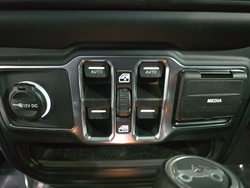 Used 2019 Jeep Wrangler Unlimited Sahara AWD/4WD image 27