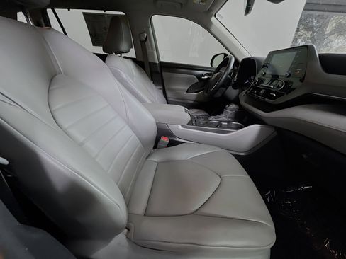 Used 2021 Toyota Highlander XLE image 31