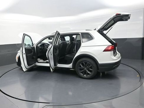 Used 2023 Volkswagen Tiguan SE w/ Panoramic Sunroof Package FWD image 34