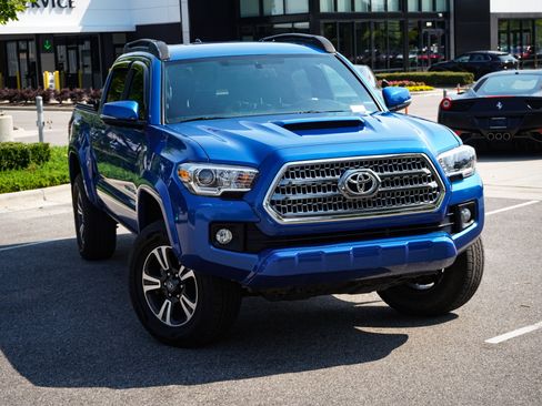 Used 2017 Toyota Tacoma TRD Sport w/ Tow Package AWD/4WD image 3
