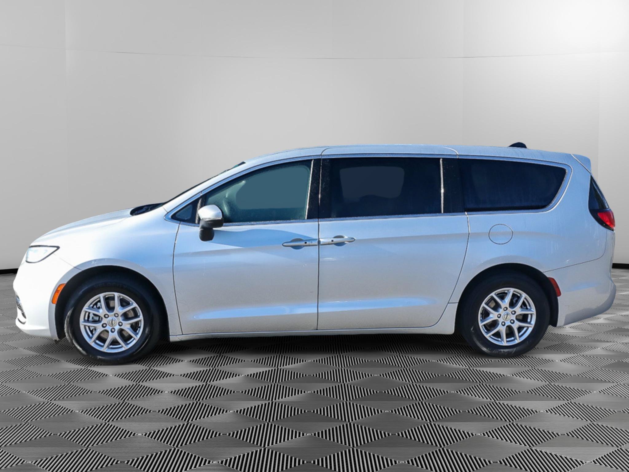Used 2023 Chrysler Pacifica Touring-L FWD image 3