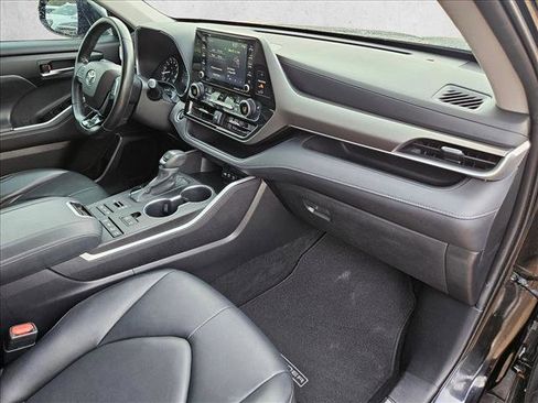 Used 2020 Toyota Highlander XLE image 24