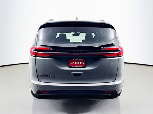 Used 2021 Chrysler Pacifica Touring-L w/ S Appearance Package image 4