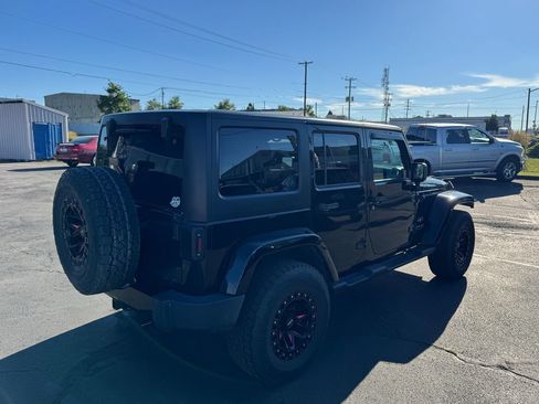 Used 2018 Jeep Wrangler Unlimited Sahara AWD/4WD image 11