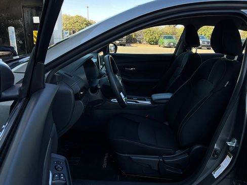 Used 2025 Nissan Sentra SV image 9