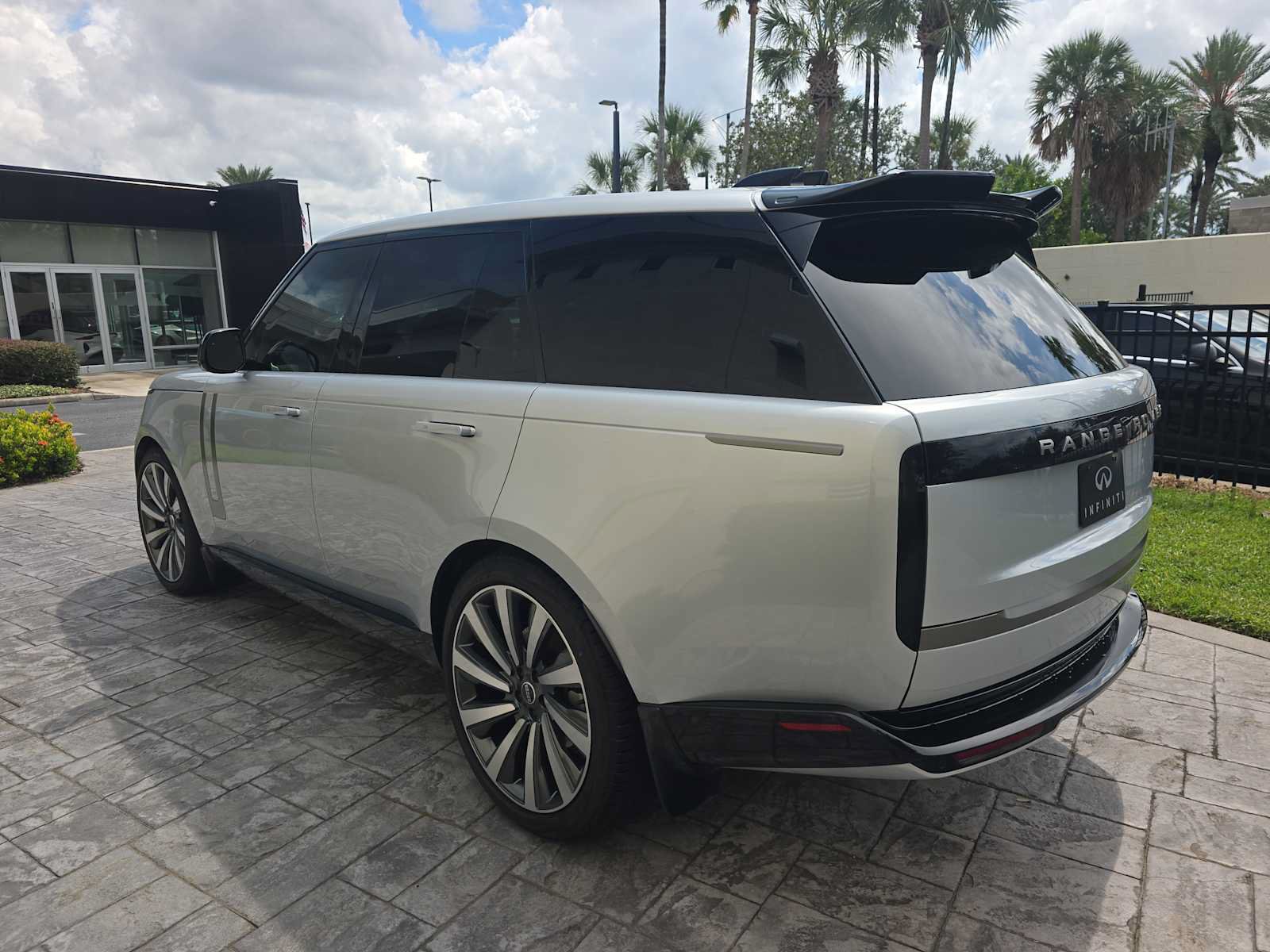 Used 2025 Land Rover Range Rover SE AWD/4WD image 6