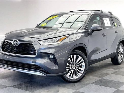Used 2022 Toyota Highlander Platinum FWD image 12