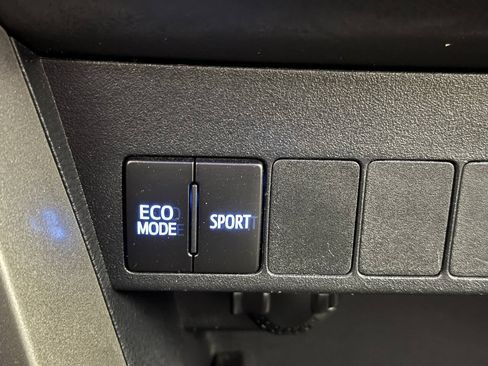 Used 2018 Toyota RAV4 XLE FWD image 31
