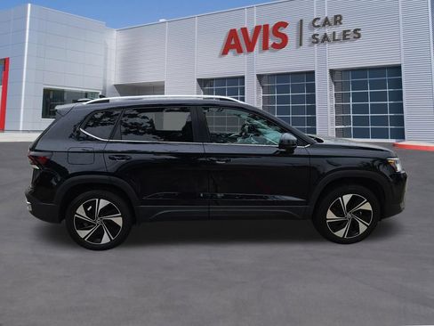 Used 2025 Volkswagen Taos SE AWD/4WD image 7