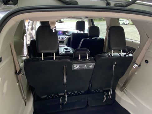 Used 2017 Chrysler Pacifica Touring-L FWD image 48