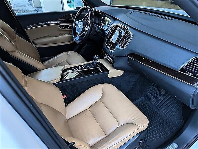 Used 2017 Volvo XC90 T6 Momentum w/ Vision Package AWD/4WD image 4