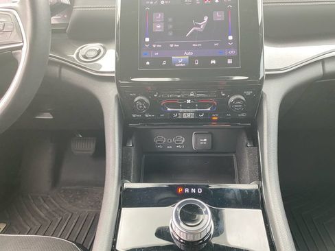 Used 2022 Jeep Grand Cherokee Altitude AWD/4WD image 15
