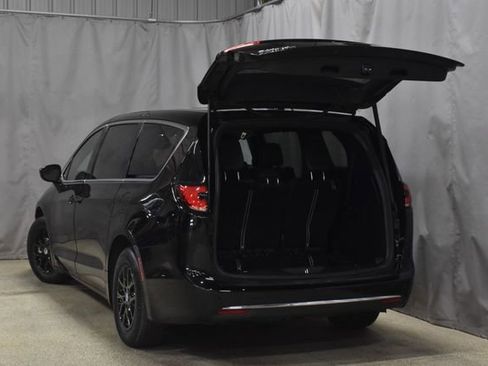 Certified 2025 Chrysler Pacifica Select image 36