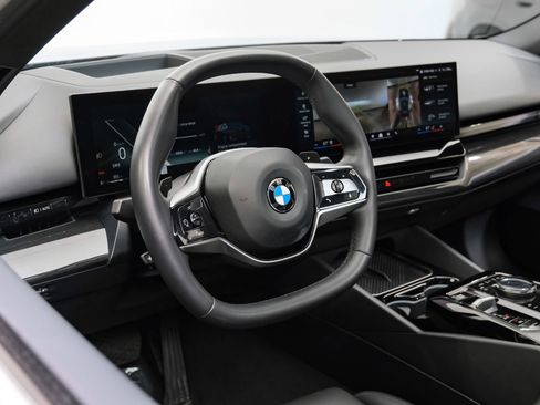 Used 2025 BMW 530i w/ Premium Package RWD image 17