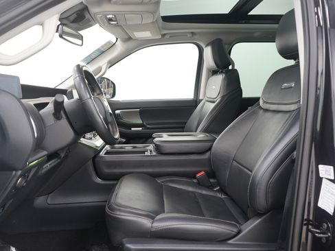 Used 2025 Ford Expedition Platinum image 28