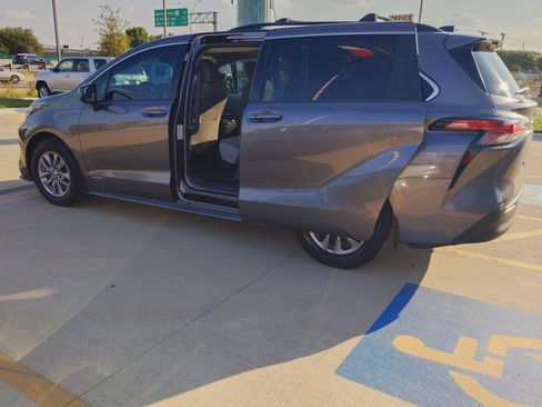 Used 2021 Toyota Sienna LE FWD image 19