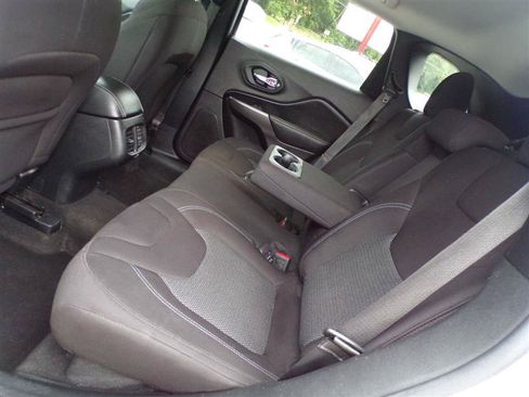 Used 2020 Jeep Cherokee Latitude w/ Cold Weather Group AWD/4WD image 27