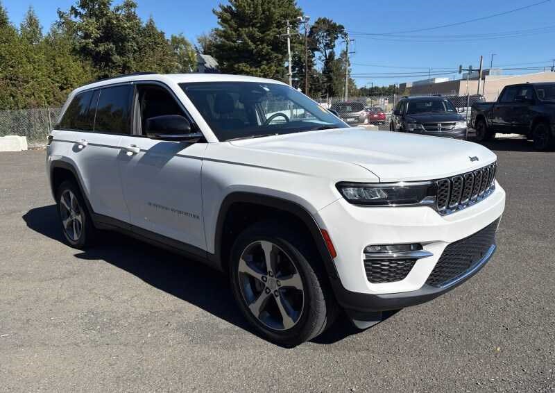 Used 2023 Jeep Grand Cherokee Limited AWD/4WD image 2