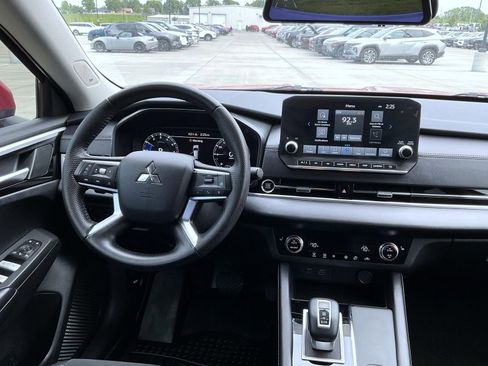 Used 2023 Mitsubishi Outlander SE FWD image 14