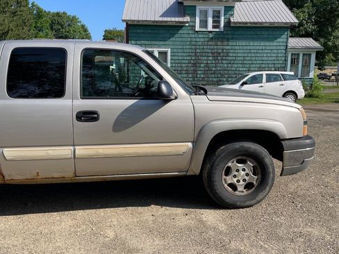 Used 2004 Chevrolet Silverado 1500 LS w/ Light Duty Power Package AWD/4WD image 6