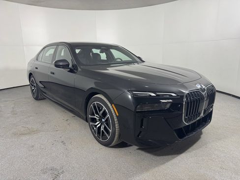 Used 2025 BMW 740i xDrive image 3