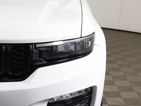 Used 2023 Jeep Grand Cherokee Limited w/ Black Appearance Package image 16