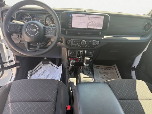 Used 2025 Jeep Gladiator Mojave w/ Convenience Group AWD/4WD image 10
