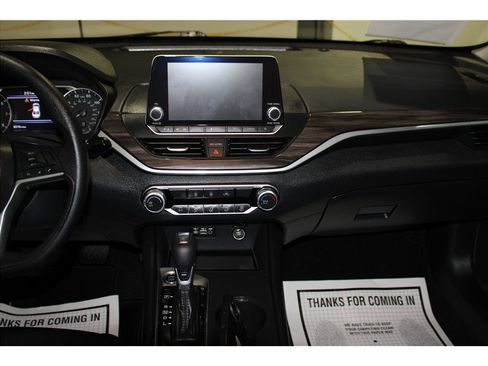 Used 2025 Nissan Altima 2.5 SV image 16