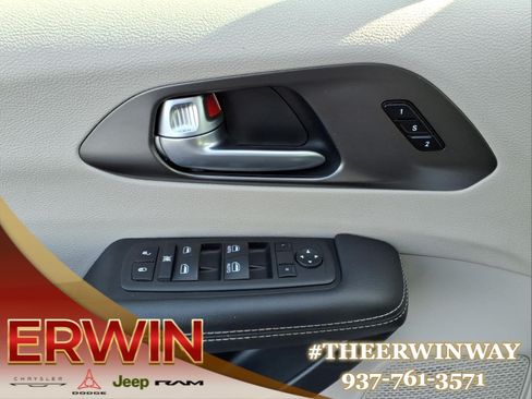 Used 2024 Chrysler Pacifica Touring-L FWD image 11