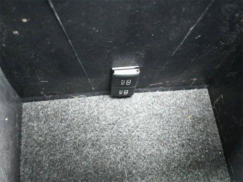 Used 2020 Toyota Tacoma Limited image 16