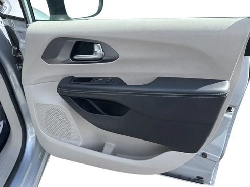 Used 2023 Chrysler Pacifica Touring-L image 13