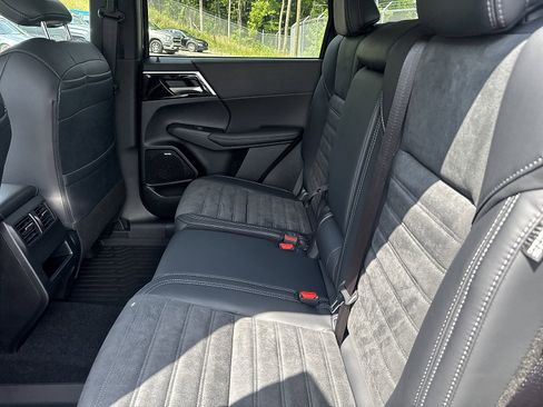 New 2025 Mitsubishi Outlander SE image 13