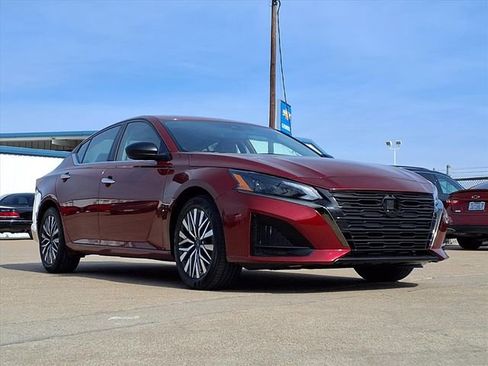 Used 2025 Nissan Altima 2.5 SV image 3