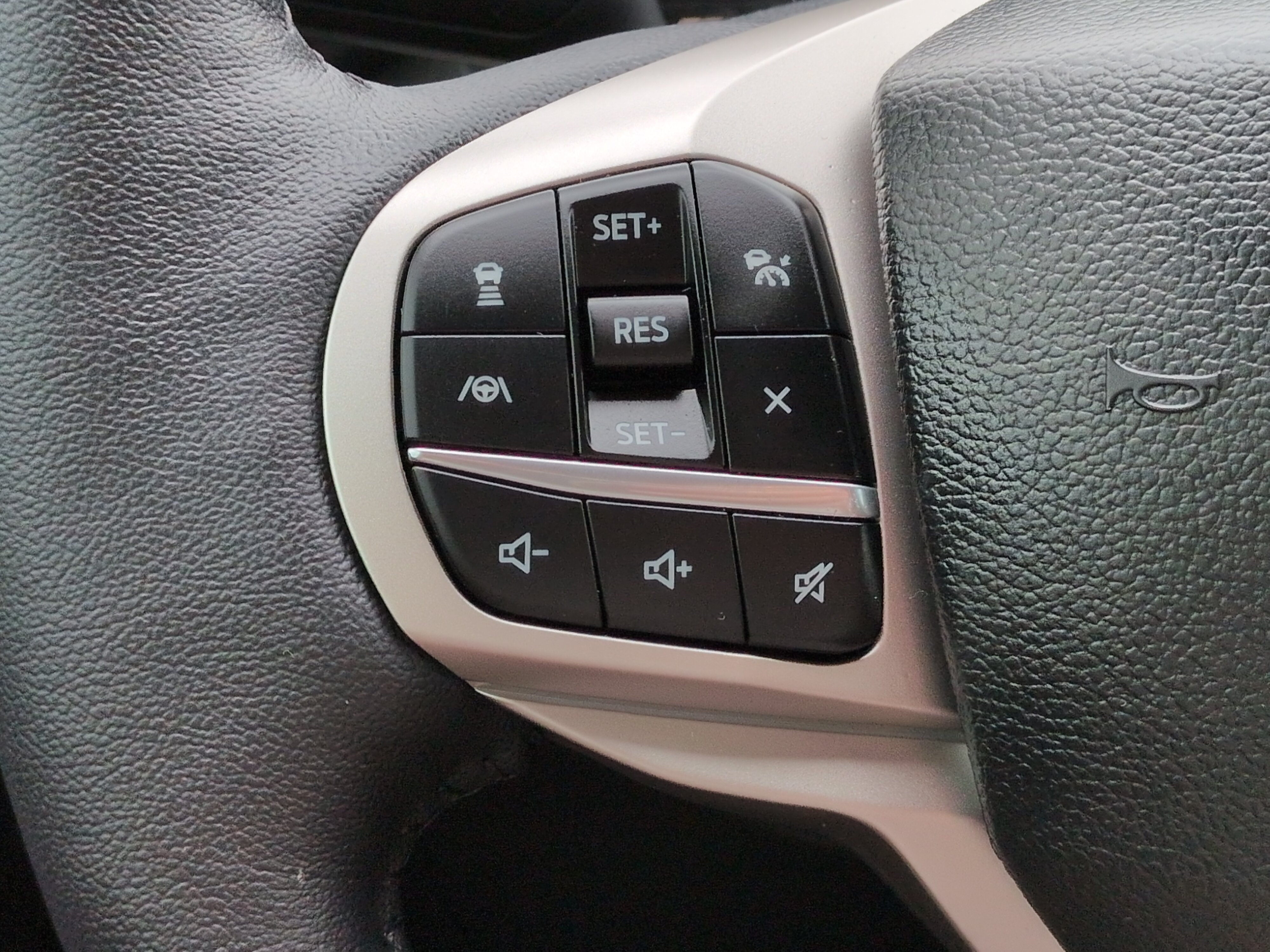 Used 2022 Ford Explorer XLT w/ Equipment Group 202A RWD image 23