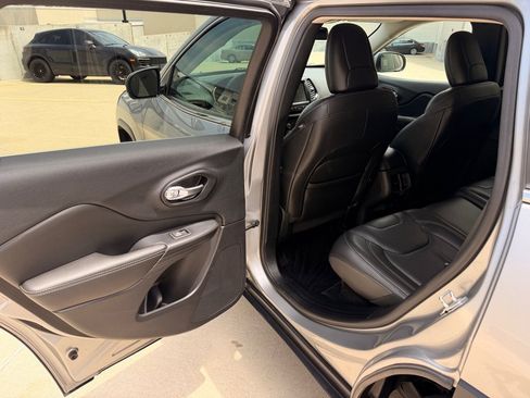 Used 2015 Jeep Cherokee Limited w/ Luxury Group AWD/4WD image 17