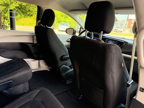 Used 2017 Chrysler Pacifica Touring FWD image 15
