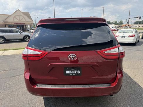 Used 2017 Toyota Sienna XLE AWD/4WD image 4