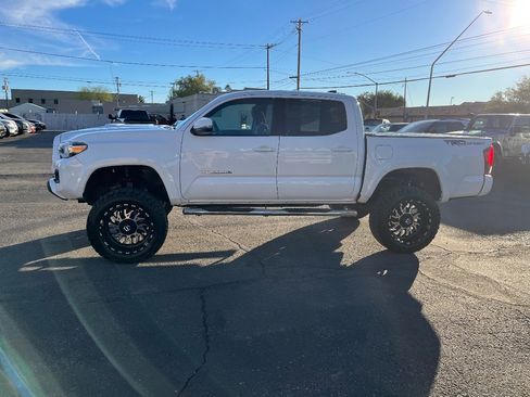Used 2016 Toyota Tacoma TRD Sport image 9