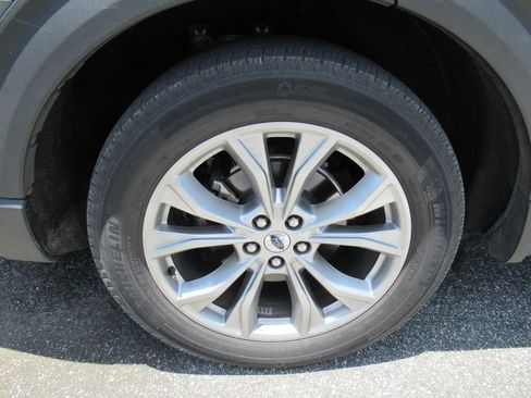 Used 2024 Ford Explorer XLT w/ Equipment Group 202A RWD image 5