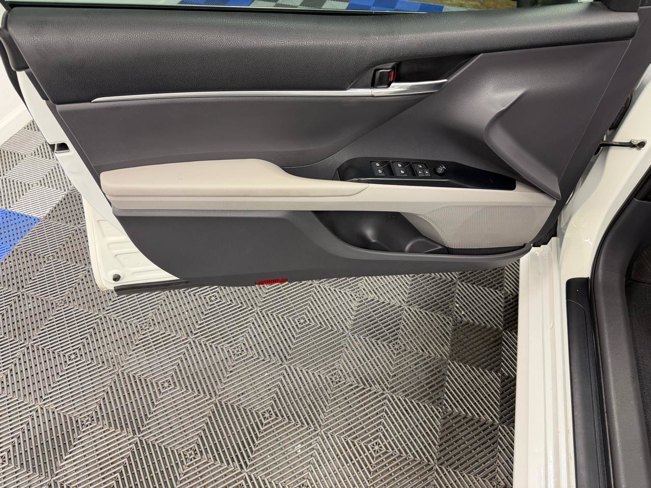 Used 2020 Toyota Camry LE FWD image 5