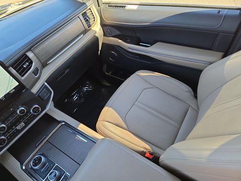 Certified 2024 Ford Expedition Limited image 17