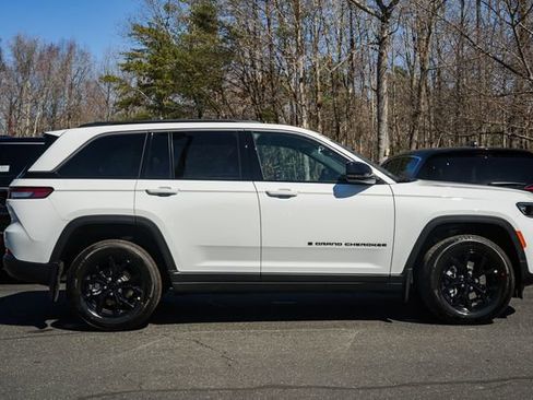 New 2026 Jeep Grand Cherokee Laredo image 4