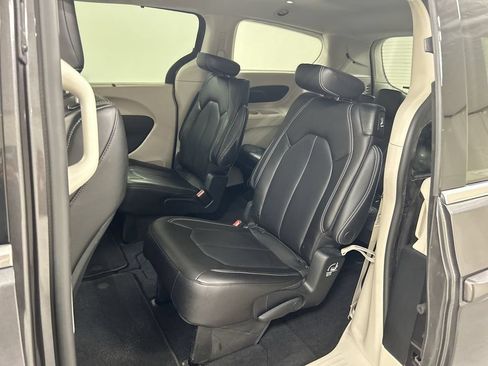 Used 2023 Chrysler Pacifica Touring-L AWD/4WD image 19